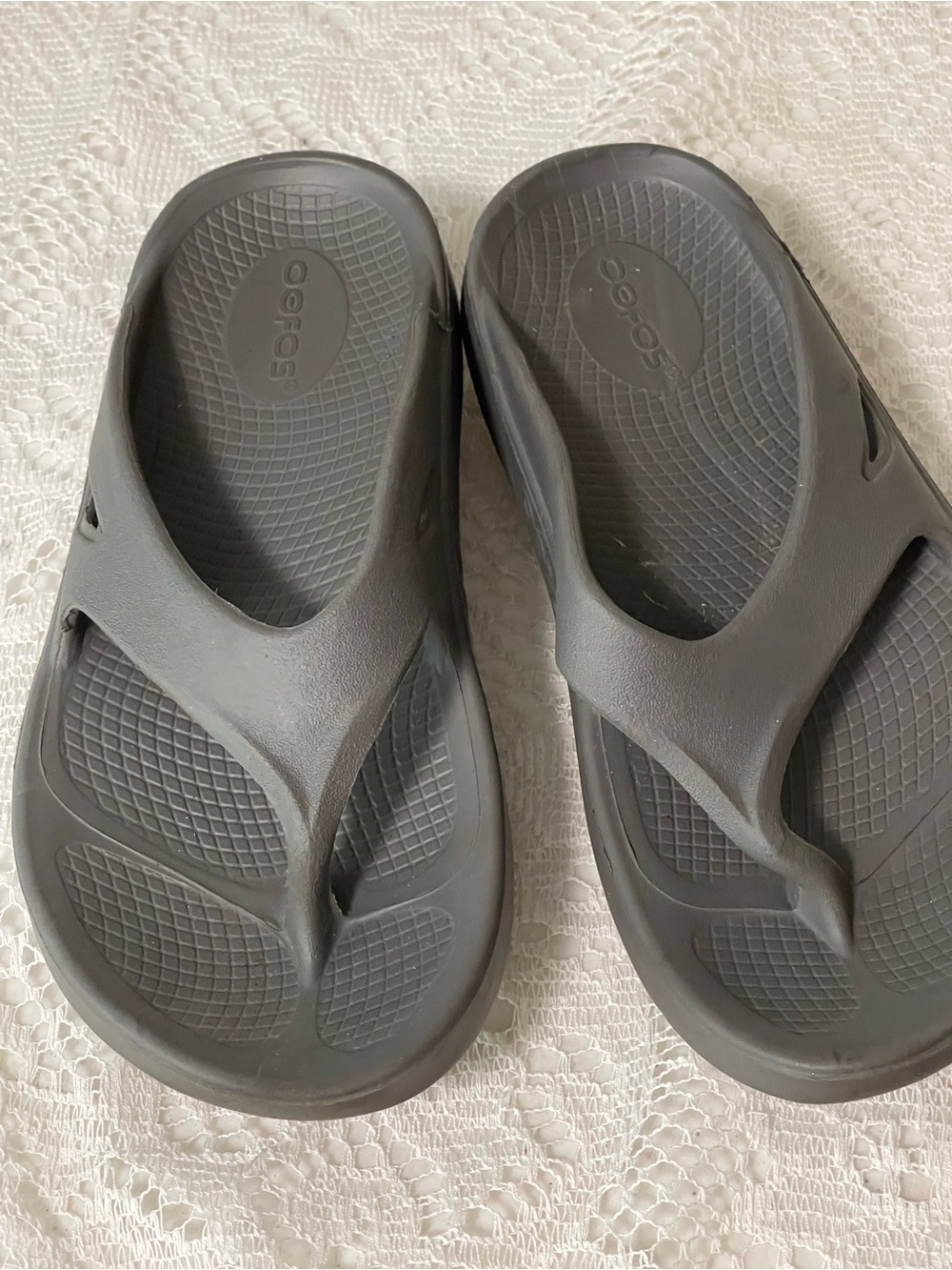 OOFOS flip flops women’s gray